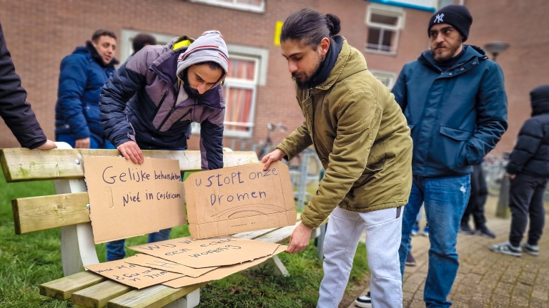 Groep statushouders protesteert tegen zoveelste verhuizing: “Na onzekerheid toe aan rust”