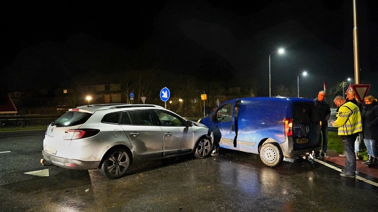 Botsing bij Schermerhorn leidt tot veel schade, niemand gewond