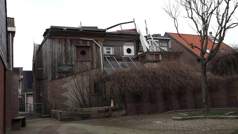 “Deze zilte zeebonk is van schipbreuk gered”: stormschade Egmondse Theo toch vergoed