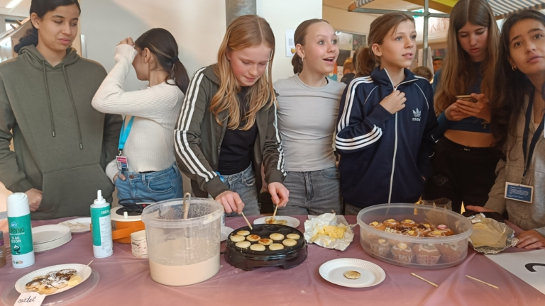 Poffertjes en tondeuses: PCC komt in actie voor ziek kind