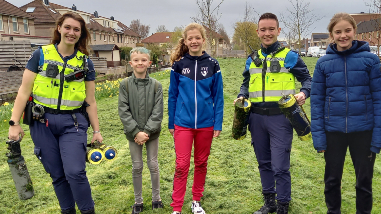 Bijzondere vondst tijdens magneetvissen: “Wij hebben de sloot gered”