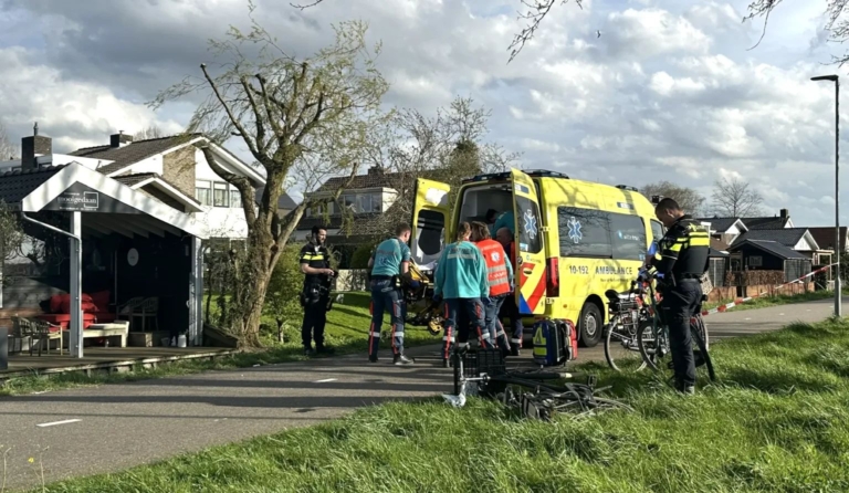 Passerende meisjes vinden vrouw in water langs Westelijke Ringweg Langedijk