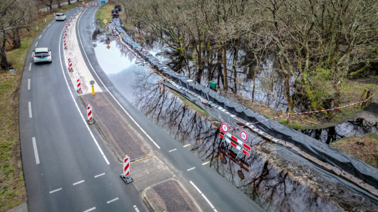 Een noodkering, pompen, slangen, en nu ook een tankwagen: de ‘Bocht van Bergen’ blijft maar onderlopen