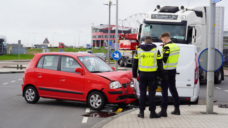 Veel blikschade bij aanrijding op Smaragdweg in Alkmaar