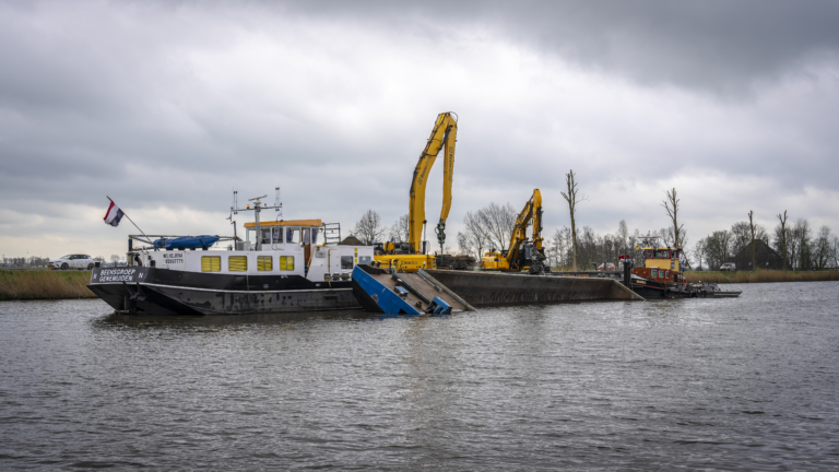 Duwbak zinkt in Noordhollandsch Kanaal: “Ze kunnen er gelukkig wel langs”