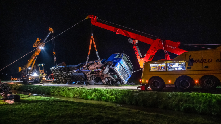 Chauffeur die met dieplader in sloot gleed volgde Google route: “Ze moeten deze route uit de navigatie halen”