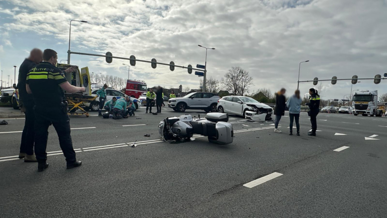 Motorrijder gewond bij botsing met tegenligger op kruising N242