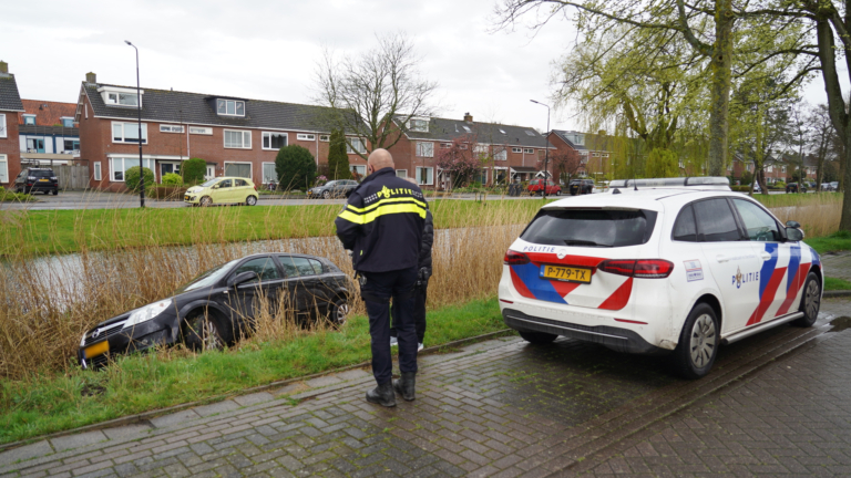 Automobilist rijdt bijna sloot in langs Brederodestraat