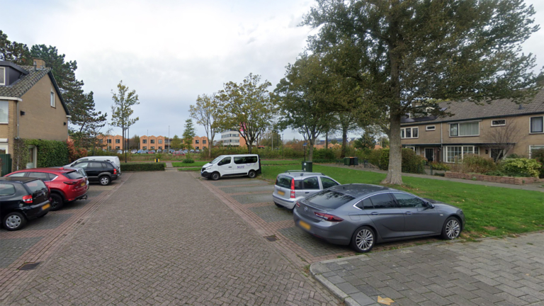 Tieners met mes beroven jongen op parkeerterrein bij Eroslaan