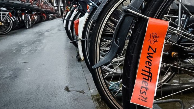 Voorjaarsschoonmaak in aantocht: aftandse fietsen op Station Alkmaar gelabeld