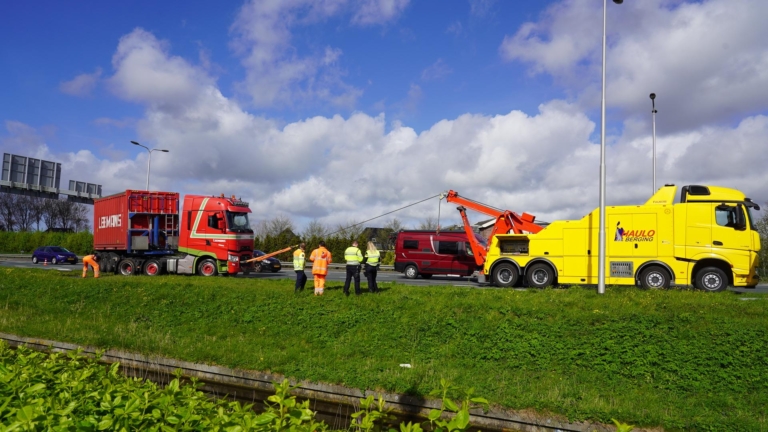 Vrachtwagen belandt bijna in het water langs de N242