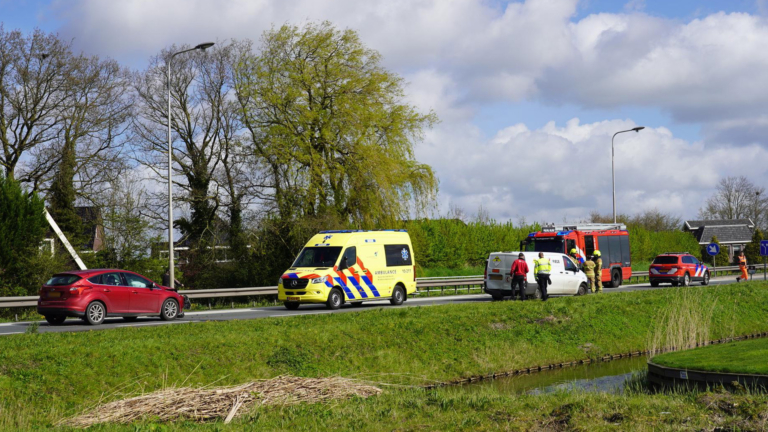 N242 afgesloten vanwege kop-staartbotsing: mogelijk chemische stoffen gelekt