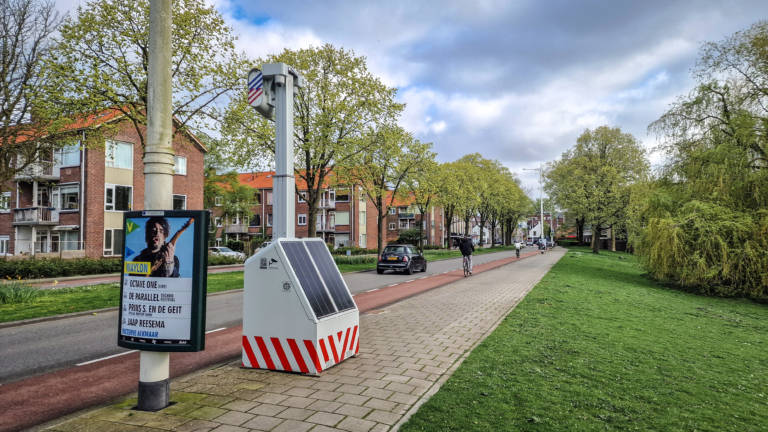 Hij is er weer: flexflitser keert terug op Alkmaarse Vondelstraat