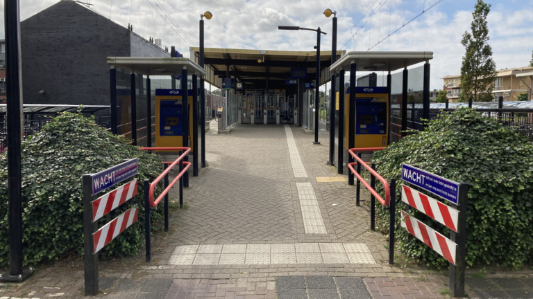 Jongen vernielt paal op Station Heiloo, omstander treedt stevig op: blauwe plekken en zwellingen