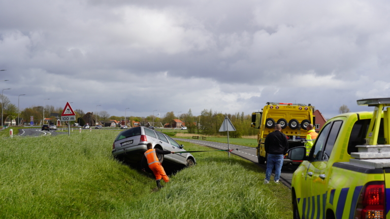 In flauwe bocht van de weg: autorit eindigt in greppel naast N9