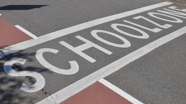 Overal in Alkmaar veilig naar school: uniforme aanpak voor nieuwe schoolzones