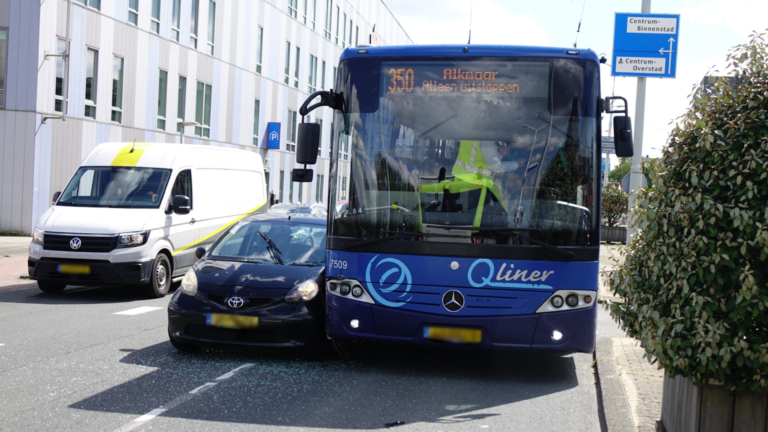 Automobilist gebruikt busbaan met aanrijding tot gevolg