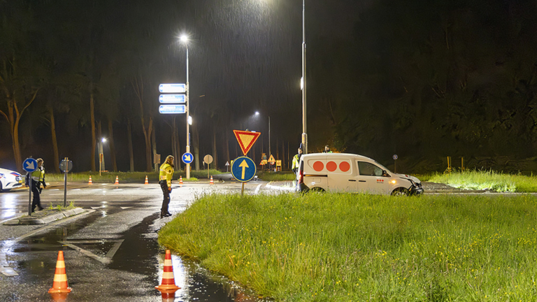 Ernstige aanrijding op N245: slachtoffer zwaar gewond