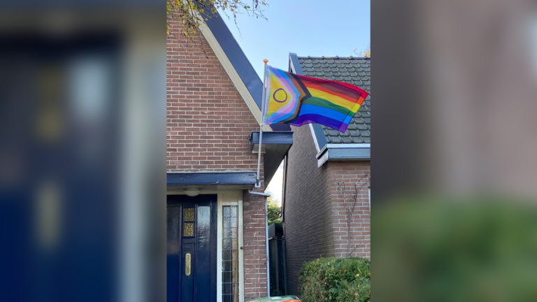 Regenboogvlag onder Marion’s ogen van gevel gerukt: “Je kunt er met je verstand niet bij”