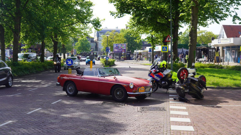 Jongen aangereden op Plein in Bergen, politie neemt zijn scooter mee voor controle