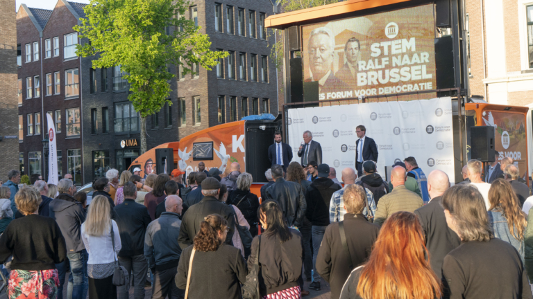 Thierry Baudet trekt tientallen mensen naar Alkmaarse Paardenmarkt