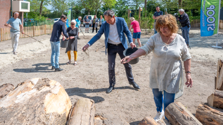 Heuse duinweide moet nu nog saai plein van Paardenmarkt in Schoorl opvrolijken