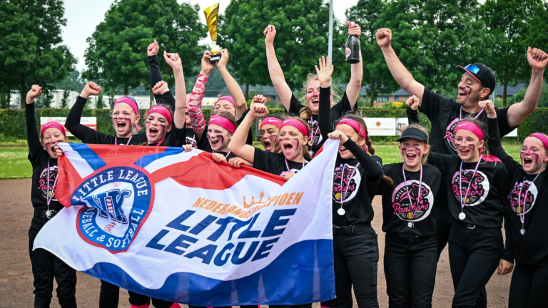 “Ze gingen als underdog toernooi in”: Pink Panthers softbalmeiden winnen NK en mogen naar Polen