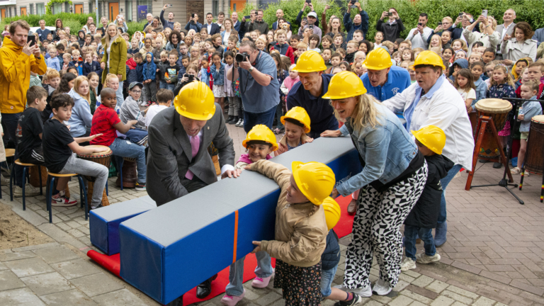 Kinderen openen enthousiast ‘hun’ kindcentrum: “Blije kinderen en blije ouders”