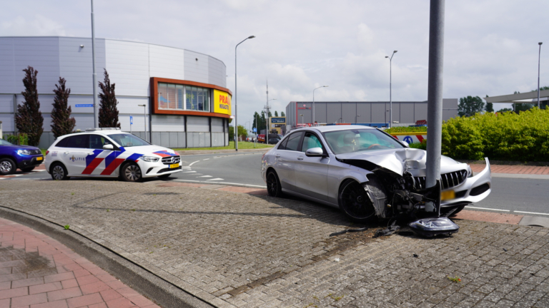 Jongeman laat Mercedes van zijn vader achter tegen lantaarnpaal op Koelmalaan