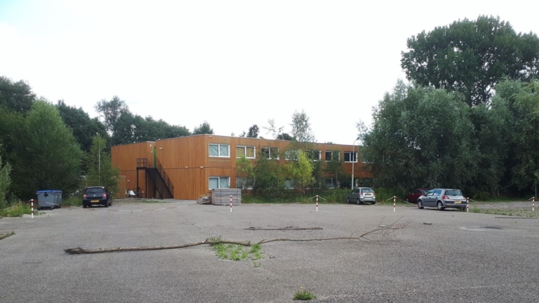 Containerwoning aan Puikman in Castricum onbewoonbaar na nachtelijke hoosbuien