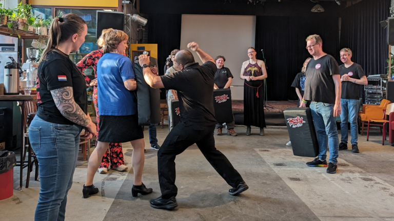 Slaan en duwen tijdens LHBTIQ+ Krav Maga cursus: “Een vingerkootje is genoeg”