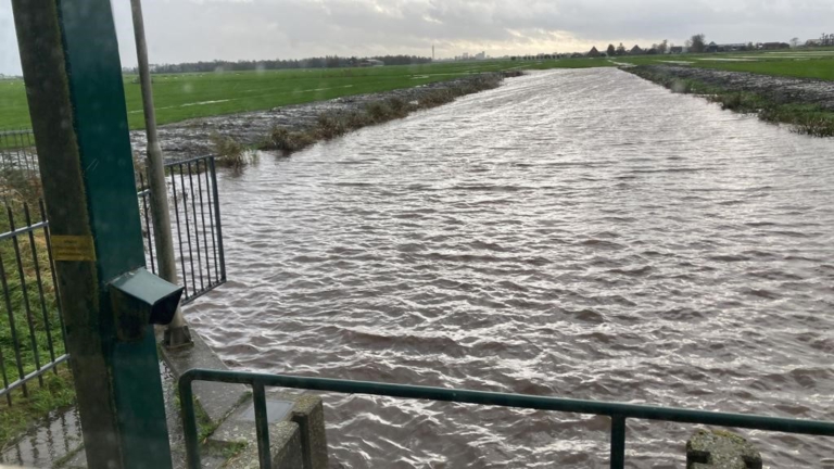 Waterpeil in sloten daalt, maar waterschap houdt alarmfase nog even aan