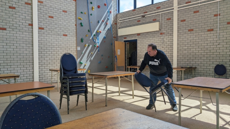 Tafels en stoelen worden uit gymzalen gehaald, maar niet iedereen is klaar met examens
