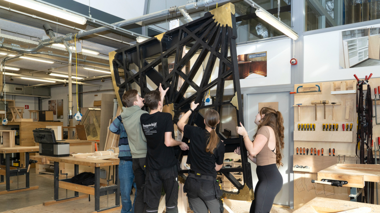 Heerhugowaardse studenten maken ouderwets kwadrant na voor tv-programma: “Kon deze kans niet missen”