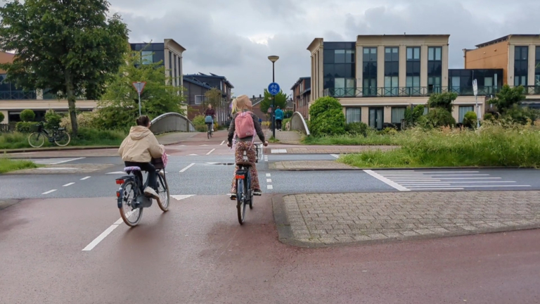 Flyers, vlogs en een petitie: Alkmaarse kinderen in actie voor veilig oversteekpunt Herman Gorterpad
