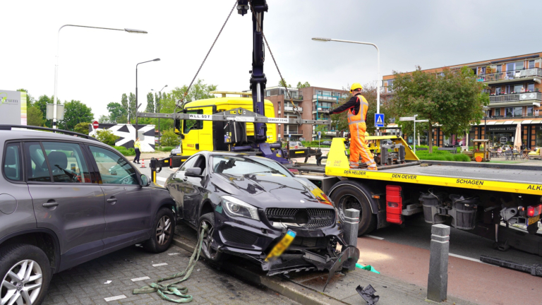 Snelle Mercedes vliegt uit bocht op Stationsplein in Heerhugowaard