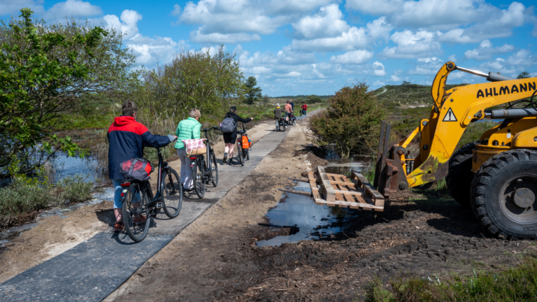 “Vanaf de winter lag die plas er al”: Paal 29 pakt zelf wateroverlast Schoorlse Zeeweg aan