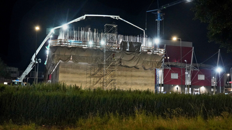 Ook ‘s nachts wordt gebouwd aan de slibdrooginstallatie bij HVC: opening medio 2025