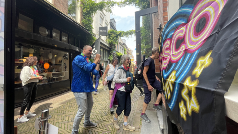 Swingende Vierdaagsemeters dwars door Alkmaarse schoenenwinkel: “Ja, ja, u bent er bijna!”