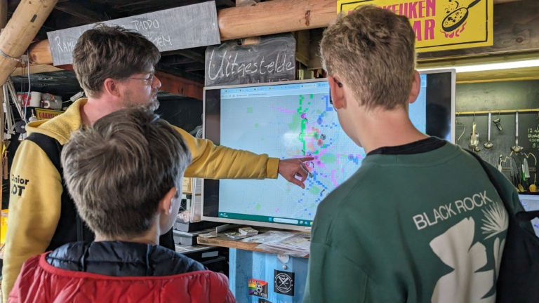Solderen, programmeren en doortrappen: Jongeren ‘veroveren’ Alkmaar tijdens GPS challenge