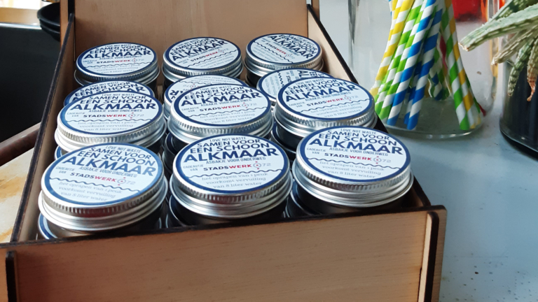 Gratis asbakjes uitgedeeld in groot Alkmaar: “We willen mensen op positieve manier bewust maken”