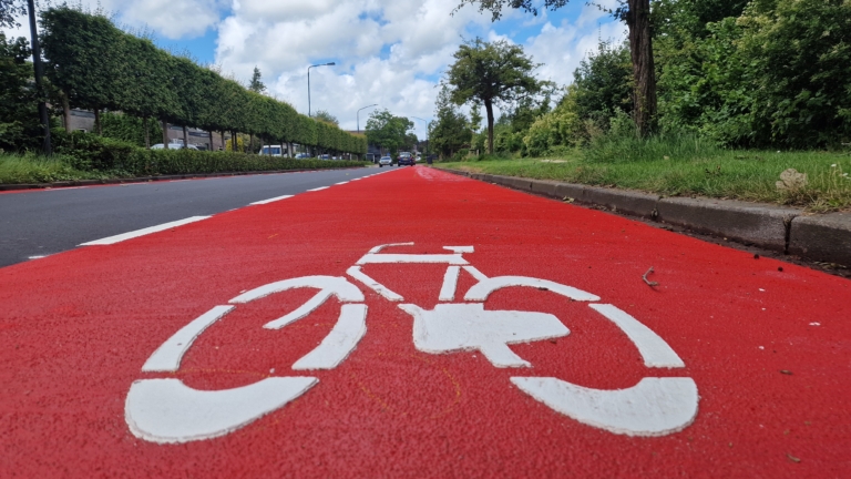 Dijk en Waarders raken niet uitgepraat over nieuwe knalrode fietspaden: “Wel heeeeeeel rood”
