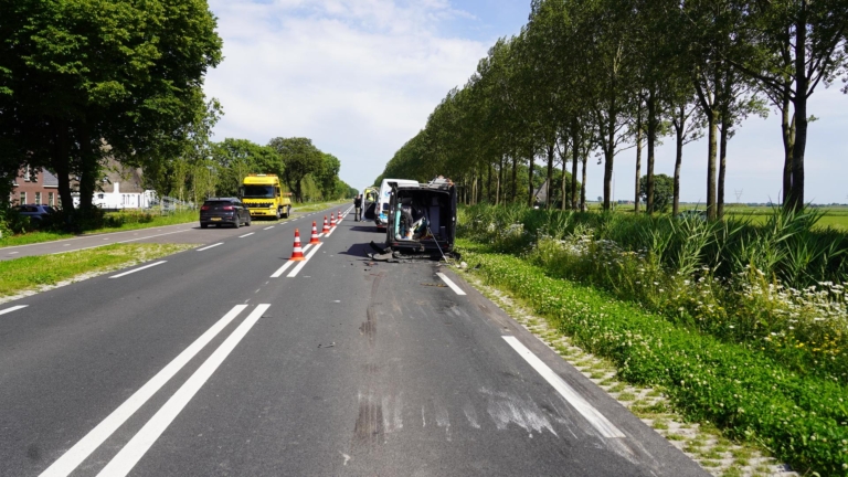 Kop-staartbotsing op N243: één betrokkene naar ziekenhuis