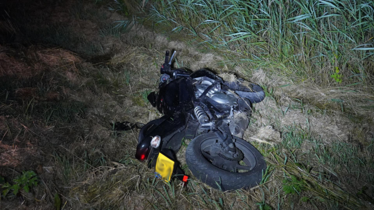Motorrijdster gaat onderuit op grind bij Noordeinde