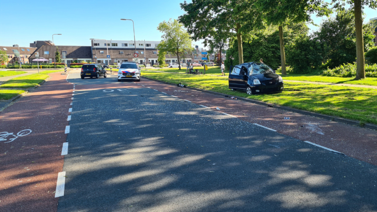 Heerhugowaarder (19) rijdt zonder rijbewijs tegen paaltje en slaat meerdere keren over de kop