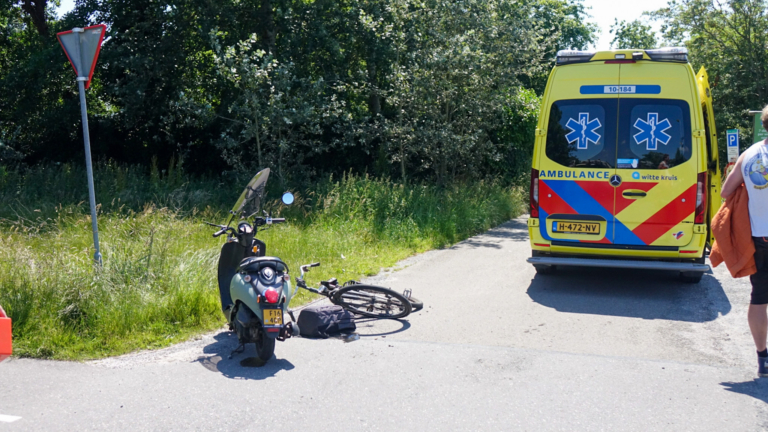 Fietser en scooter aangereden in Bergen, fietser met letsel naar het ziekenhuis