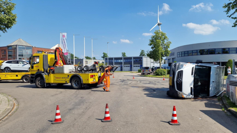 Bestelbus eindigt na botsing op zijn kant