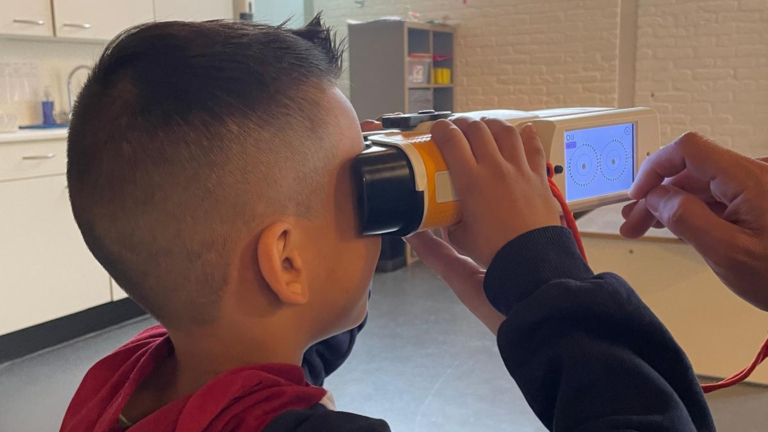 Brillenbus langs scholen voor goed zicht en gelijke kansen: “wij blijven onverminderd doorgaan”