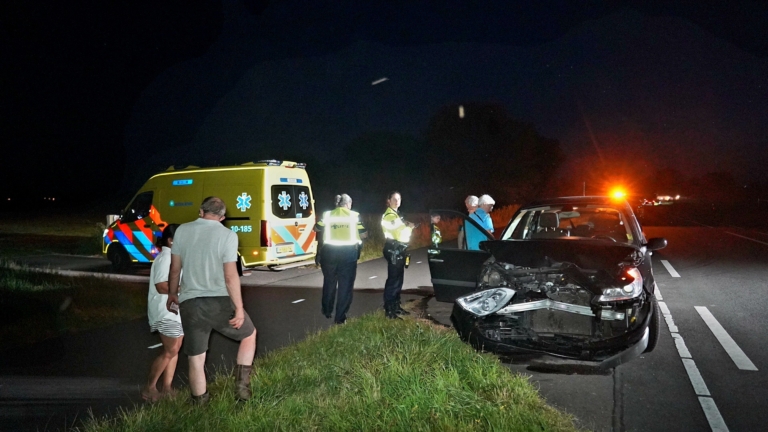 Automobilist klapt met auto op wachtende tractor