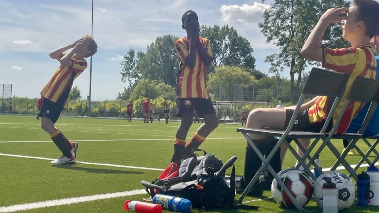 “Pak hem… Pak hem! Jaaa, je hebt ‘m!”: plezier boven winst bij auti-voetbaltoernooi